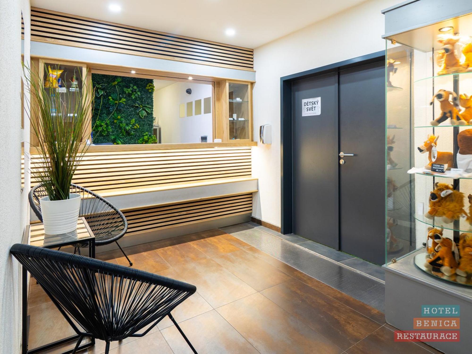 בנסוב Hotel Benica מראה חיצוני תמונה