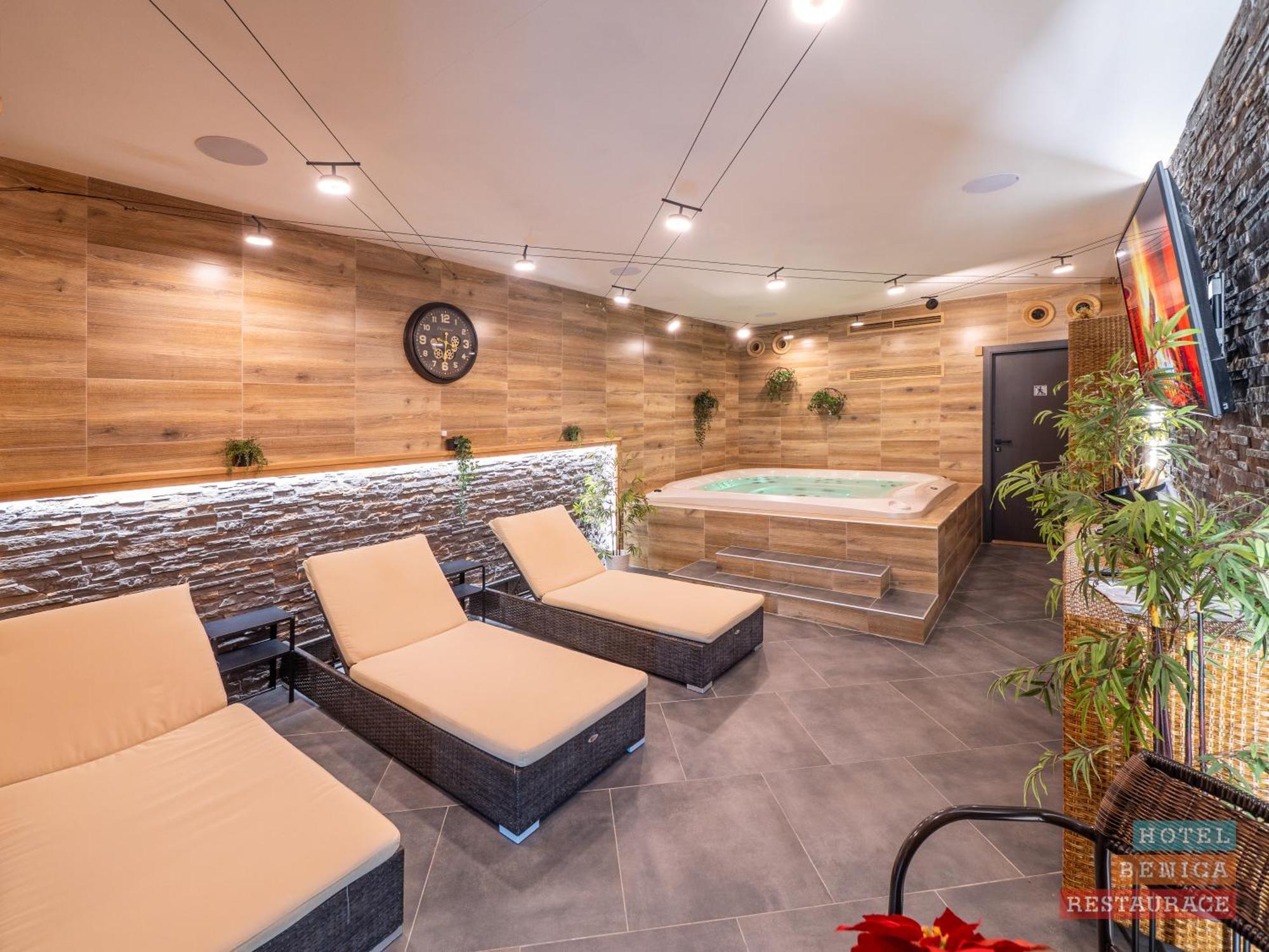 בנסוב Hotel Benica מראה חיצוני תמונה