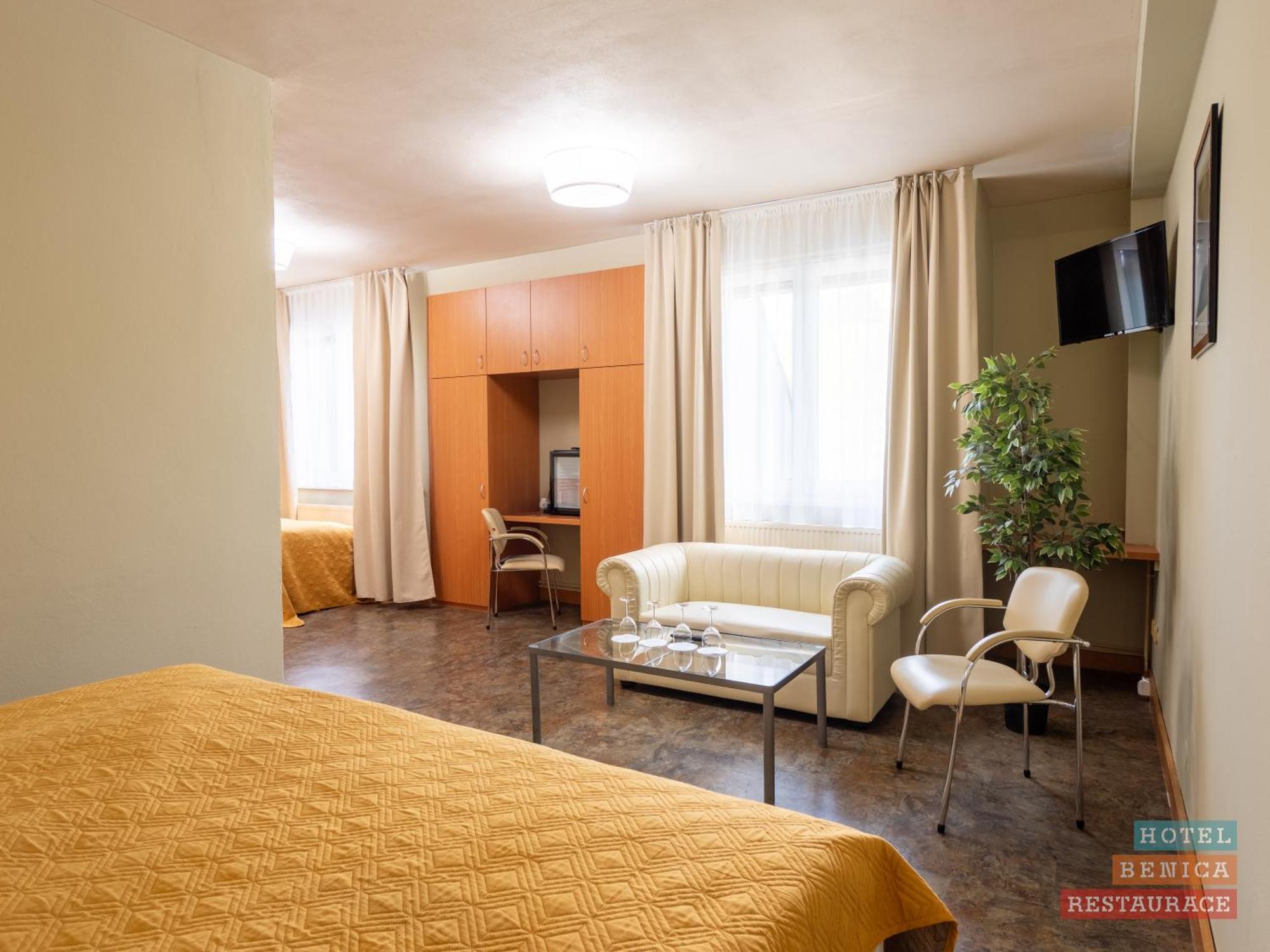בנסוב Hotel Benica מראה חיצוני תמונה
