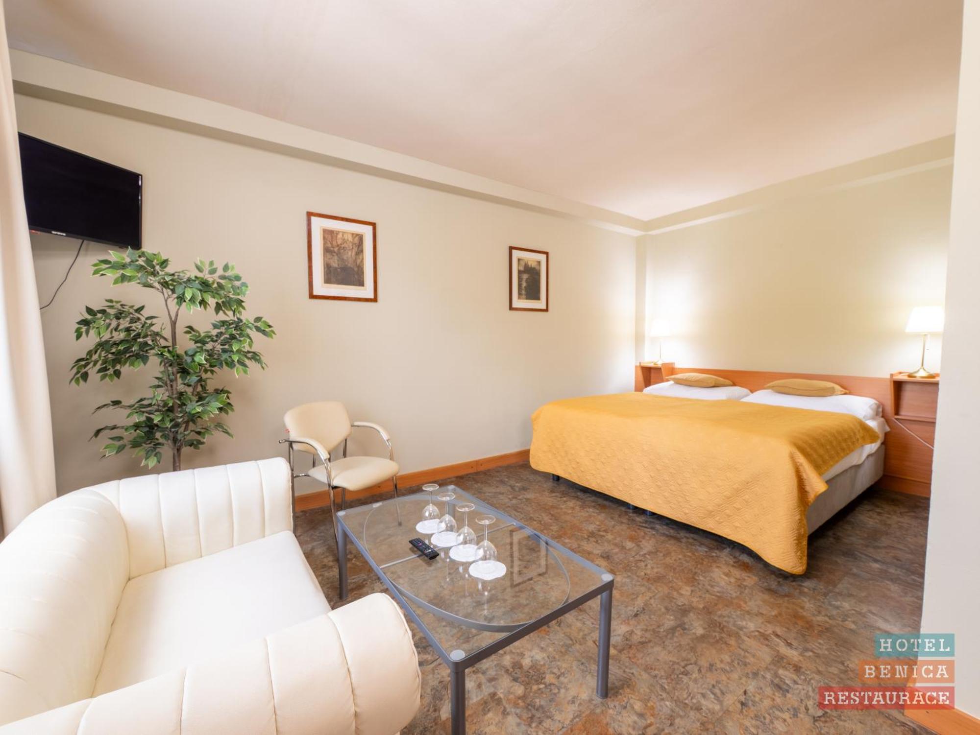 בנסוב Hotel Benica מראה חיצוני תמונה